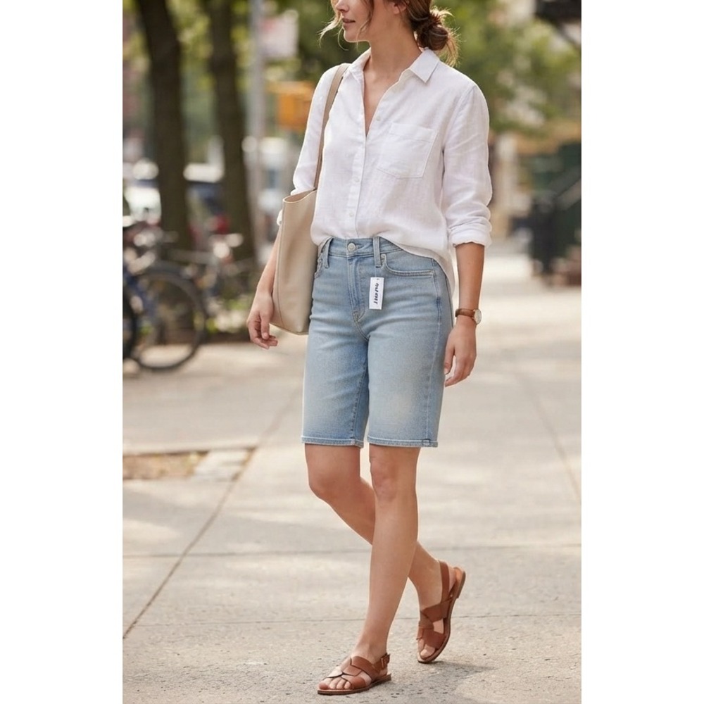 Old Navy High-Rise Wow Denim Bermuda Shorts Light Wash Blue Size 2 NWT